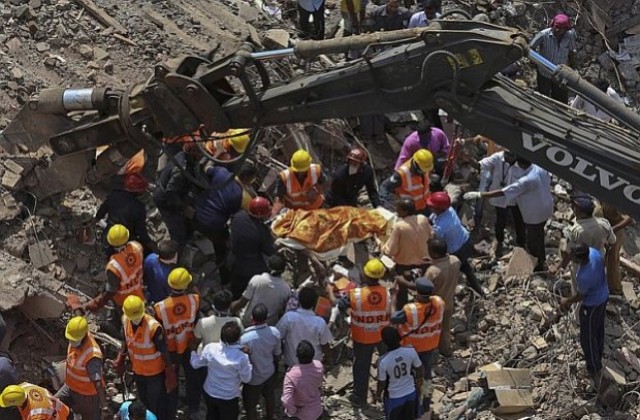 61 са жертвите на рухналата сграда в Индия