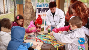 Деца правят хартиени кончета в конкурс Дивите коне