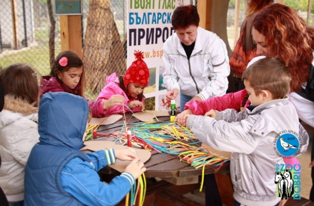 Деца правят хартиени кончета в конкурс Дивите коне