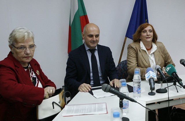 Назначавани от ГЕРБ служители в екоминистерството без нужното образование, твърди Михайлова
