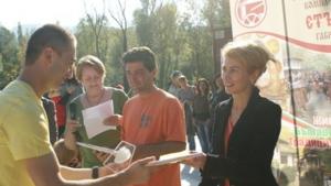 Кметът подари художествено пано на участниците в балканджийско надиграване