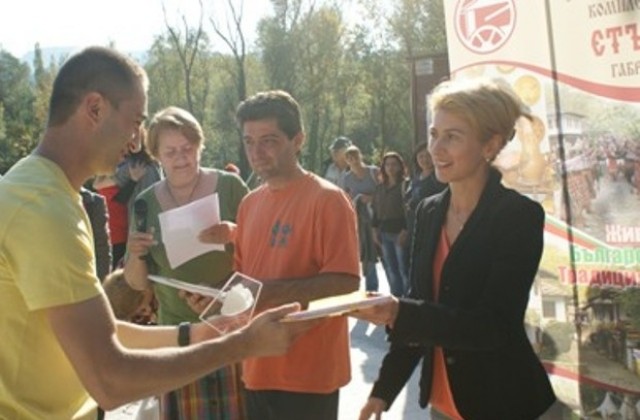 Кметът подари художествено пано на участниците в балканджийско надиграване