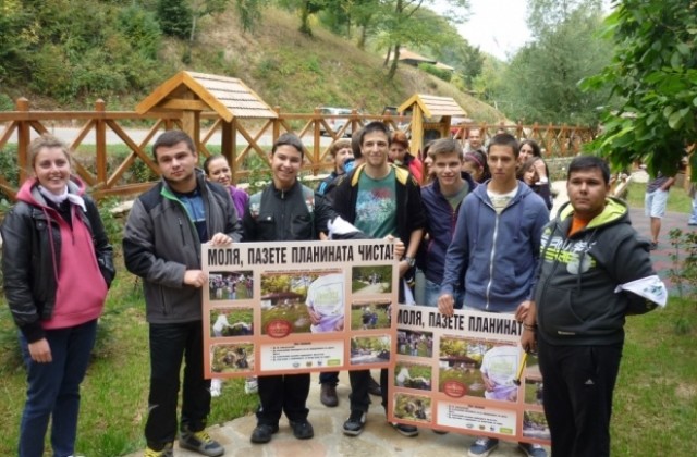 Внимание! Не винаги мечките спят зимен сън!”, написаха доброволци на табела в парк Българка