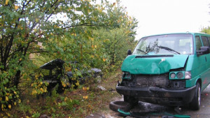 Млад шофьор пострада тежко при удар в бус прегледаха и
