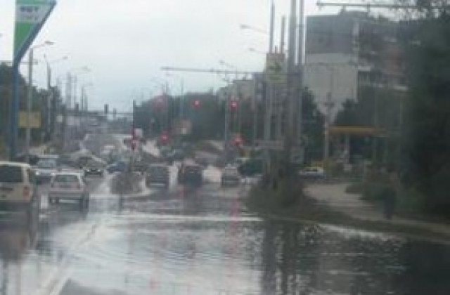 Дъждът потопи варненски булеварди, от общината отводняват