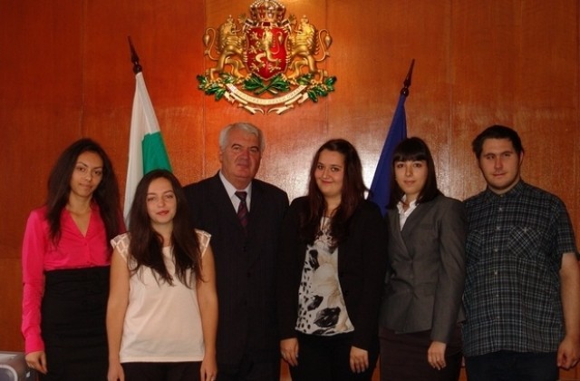 Първите студенти приключиха работа като стажанти в Областна администрация