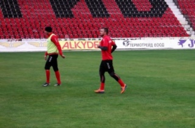 Ситуацията с Божинов е сложна, Локо Сф се колебае за нападатели