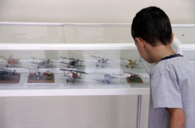 Представят умалени модели на авиация и техника