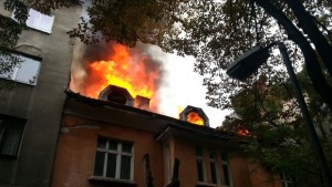 Горя къща в центъра на София