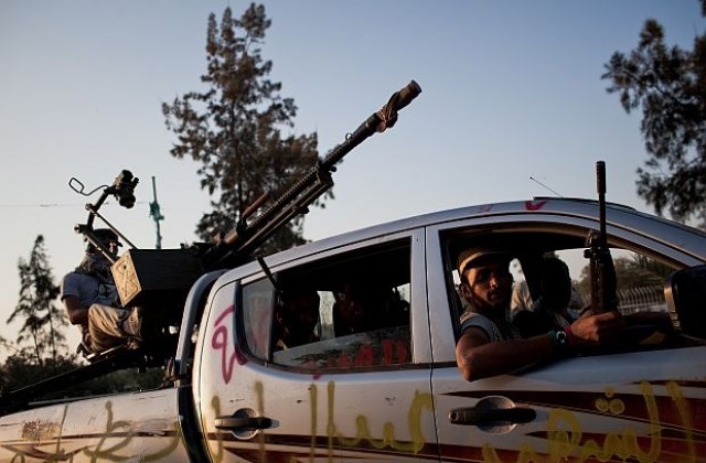 Разгневени либийци нападнаха руското посолство в Триполи