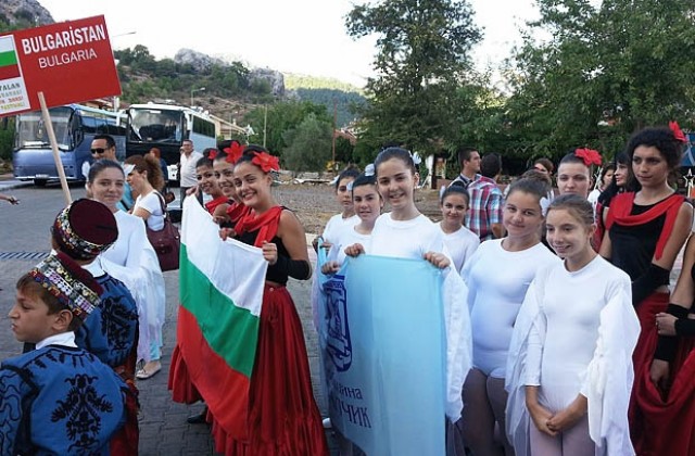 Танцьори от Балчик се представят в Турция