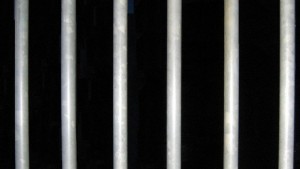 Млад мъж скочи на полицаи арестуват го