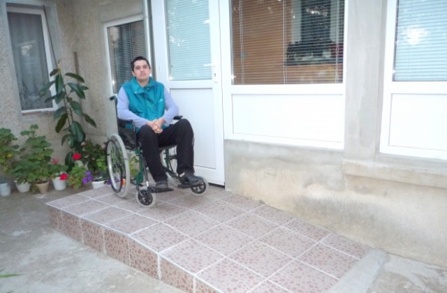 Младежите на ГЕРБ-Павликени построиха рампа пред дома на инвалидизирано момче