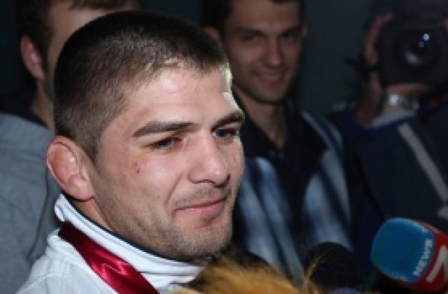 Парламентът посрещна с аплодисменти световния шампион Иво Ангелов