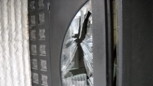 Нападнаха областната управа във Враца