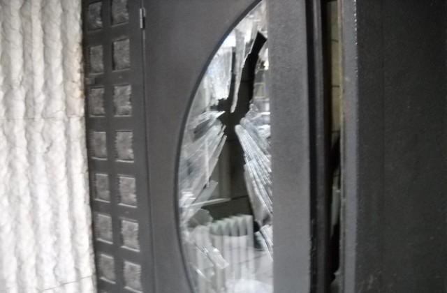 Нападнаха областната управа във Враца