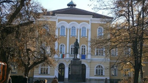 Реставрират паметника на Васил Априлов в Габрово