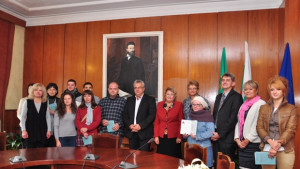 Наемат 10 младежи като екскурзоводи и аниматори