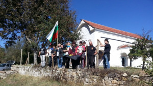 ВМРОКюстендил правят ограда на черква