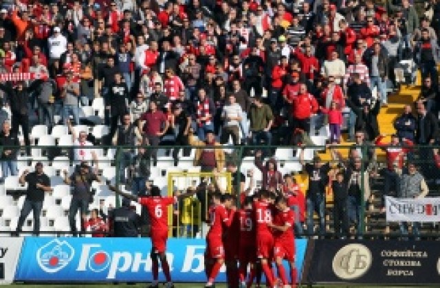 Стойчо Младенов благодари на „червената“ публика, посвети победата на починал фен