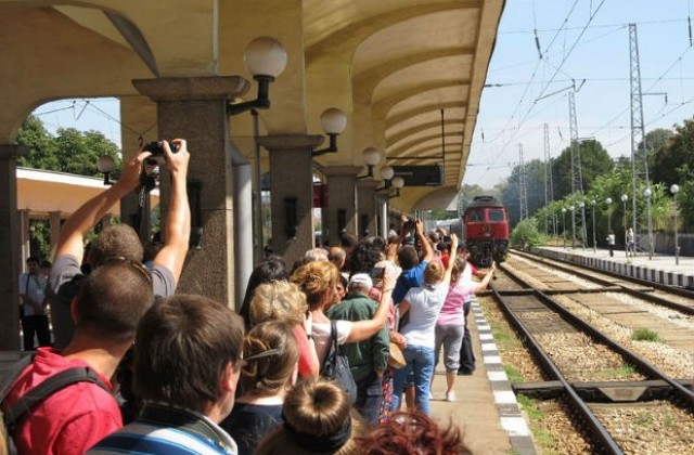 Атракционен влак с туристи от цял свят минава през България