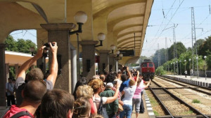 Атракционен влак с туристи от цял свят минава през Горна