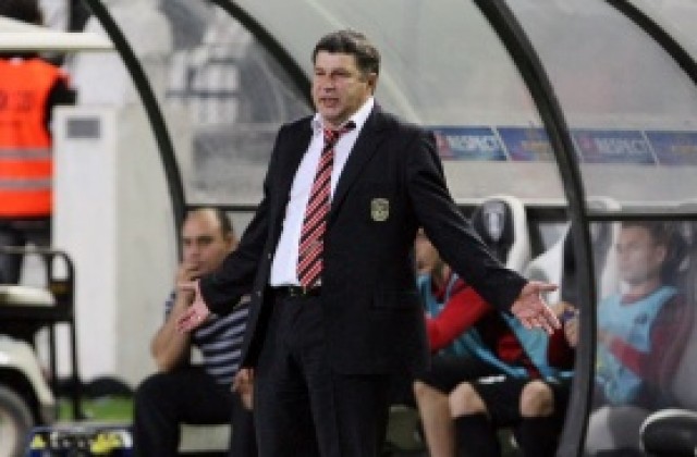 Невероятно: Треньорът на Шахтьор Караганди нокаутира съперник в клубния му автобус