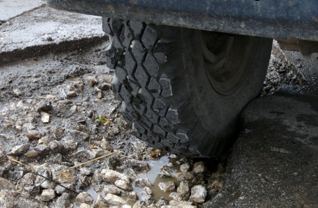 Възстановяват маркировка по улиците от Водния цикъл, ще чакаме пари за пълно преасфалтиране