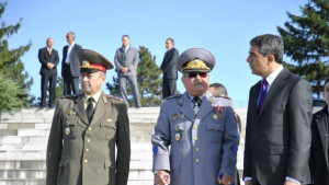 Президентът връчи почетния си знак на НВУ В Левски