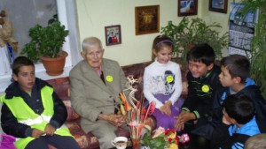 Третокласници от Елена стоплиха сърцето на столетник