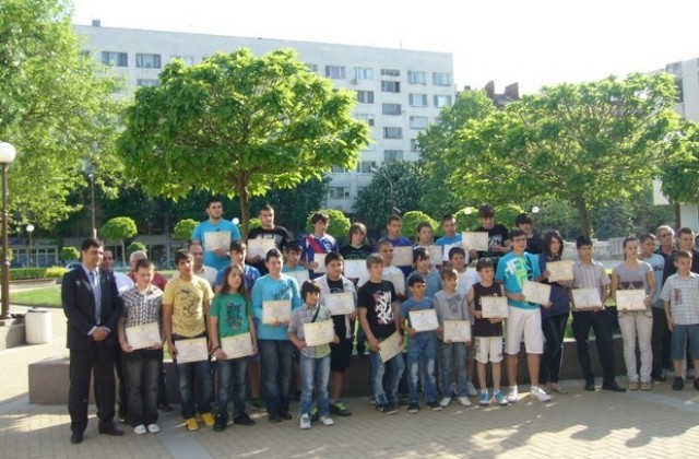Над 180 талантливи деца от Димитровград чакат стипендии по общинска наредба