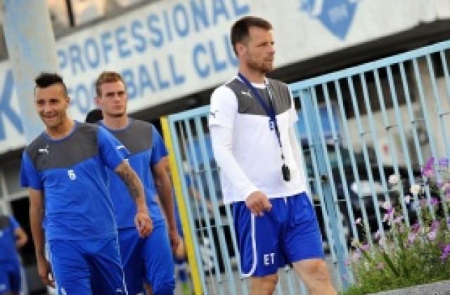 Помощниците тренират Левски, шефовете ги няма