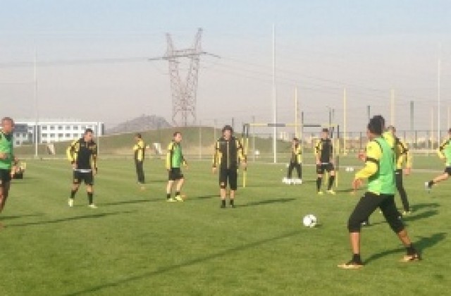 Ботев Пд поднови тренировки, Мъри привика 17-годишен в първия отбор