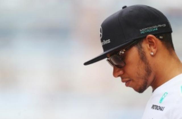 Хамилтън се скри зад феновете: Съчувствам им заради Фетел, титлата вече е негова