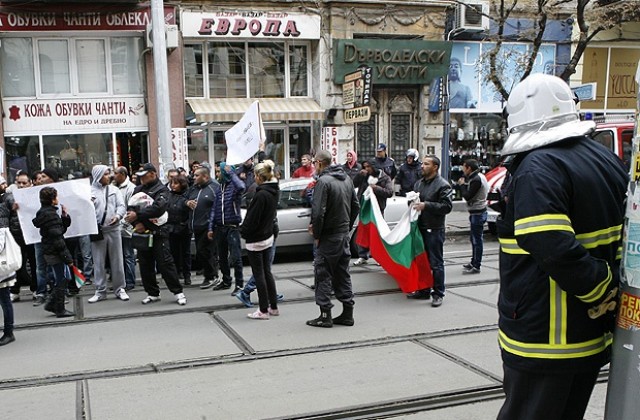 Роднините на болния от рак затворник се заканиха да продължат с протестите