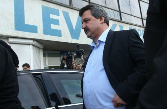 Батков: Тонев и Сираков подадоха оставки, Петев остава треньор