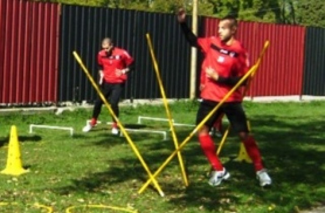 Трима тренират на облекчен режим в Локо Сф