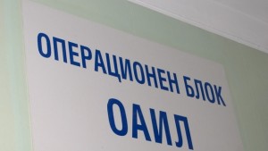 Три часа се борят за живота на прободен в корема