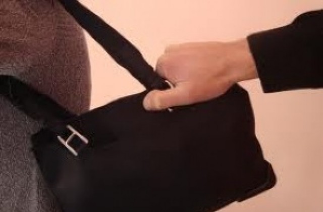 Ограбиха жена малко преди полунощ