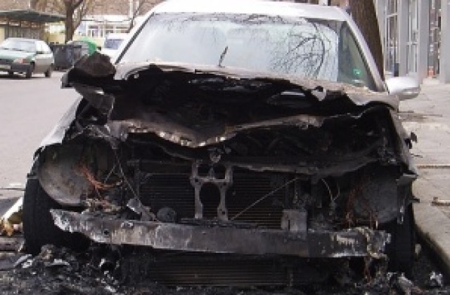 Три леки коли изгоряха тази нощ в Плевен