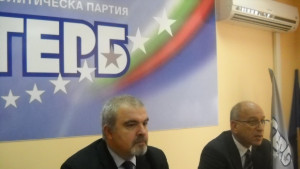 Маноил МаневНужна е информираност по въпроса с бежанците