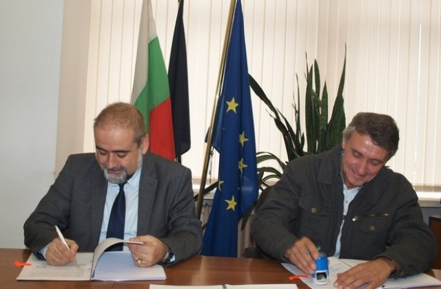Подписаха договора за моста на Любимец