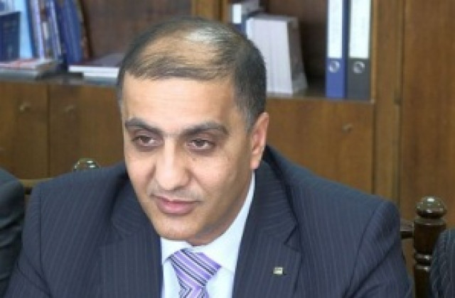 Трябва да има правителствена програма за приемане на бежанските семейства, смята палестинският посланик