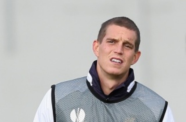 ВИДЕО: Агер нацели дете с топка, подари му фланелката си за извинение