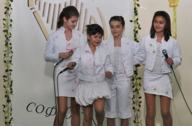 Музикални таланти от различни поколения на откритата  сцена на таланта в Севлиево