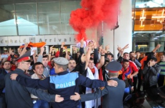 ВИДЕО: Екшън при посрещането на националите в Ереван