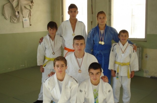 Три златни медала за еленскките джудисти от международен турнир в Елин Пелин