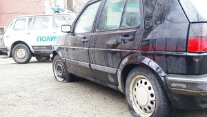 Нарязаха гумите на Опел и го заляха с боя