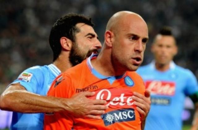 Рейна спи с фланелка на Балотели