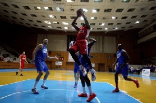 СНИМКИ: Лукойл падна от Рилски с кош в последната секунда